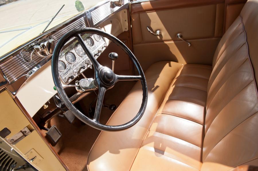 Интерьер Auburn 8-105 Salon Dual Ratio Convertible Sedan 1933 года  (фото 26 из 48)